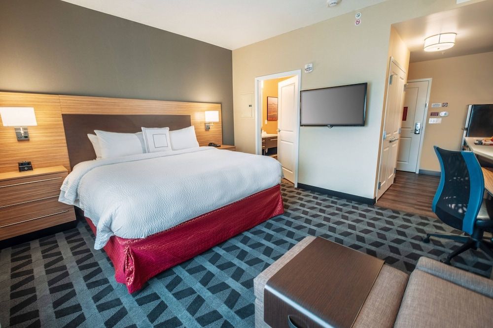 Studio, 1 King Bed with Sofa bed, Non Smoking (Mobility/Hearing Access, Roll-In Shwr)