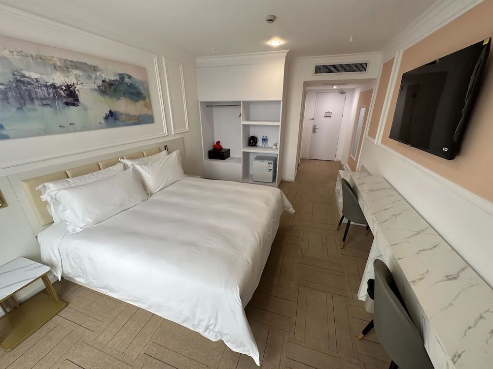 Magnificent International Hotel Deluxe King Room 3