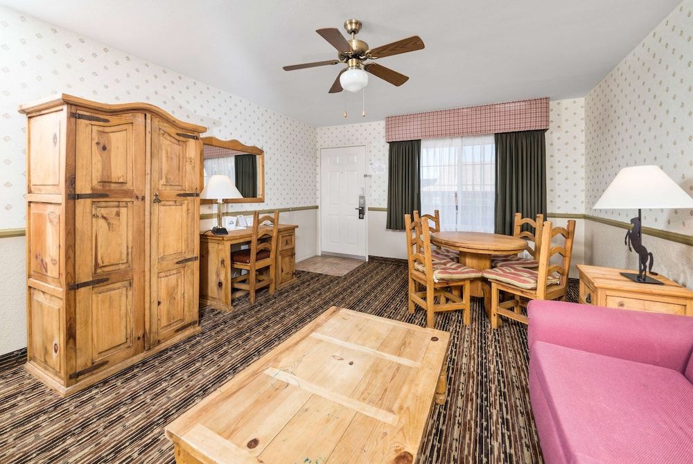 Suite, 1 King Bed, Non Smoking