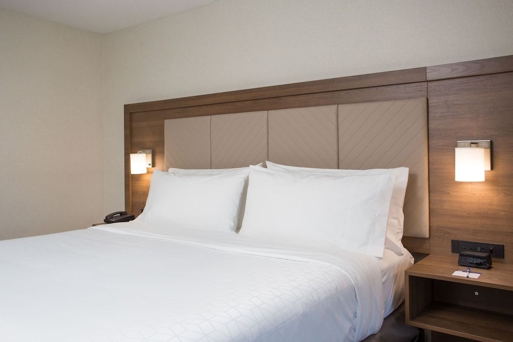 Standard Room, 1 King Bed, Accessible, Non Smoking (Communications Accessible)