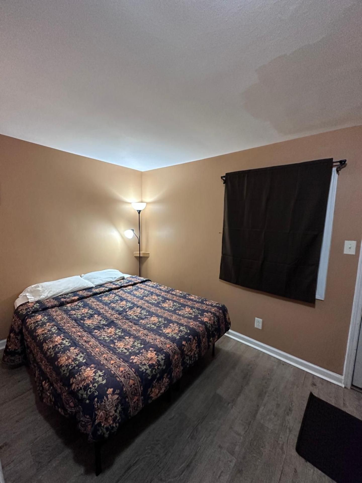 Queen Room - Non-Smoking