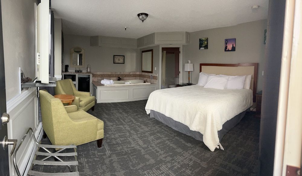 Vacationland Inn & Suites Luxury Studio Suite, 1 King Bed, Non Smoking, Jetted Tub 3