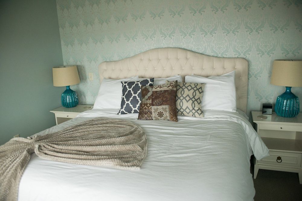 Design Suite, 1 King Bed, Lake View (Flowing Waters #3)