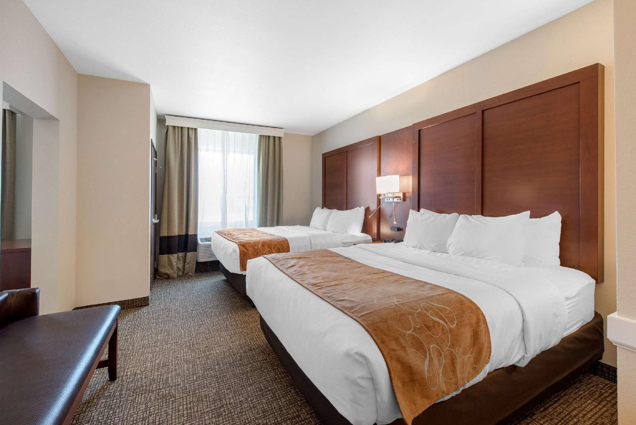 1 King Bed, 2 Queen Beds, Suite, Nonsmoking