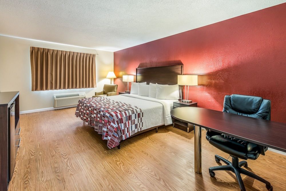 Red Roof Inn & Suites Wapakoneta Superior Room, 1 King Bed, Non Smoking 2