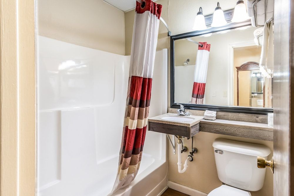 Red Roof Inn & Suites Wapakoneta Deluxe Room, 1 King Bed, Non Smoking 5