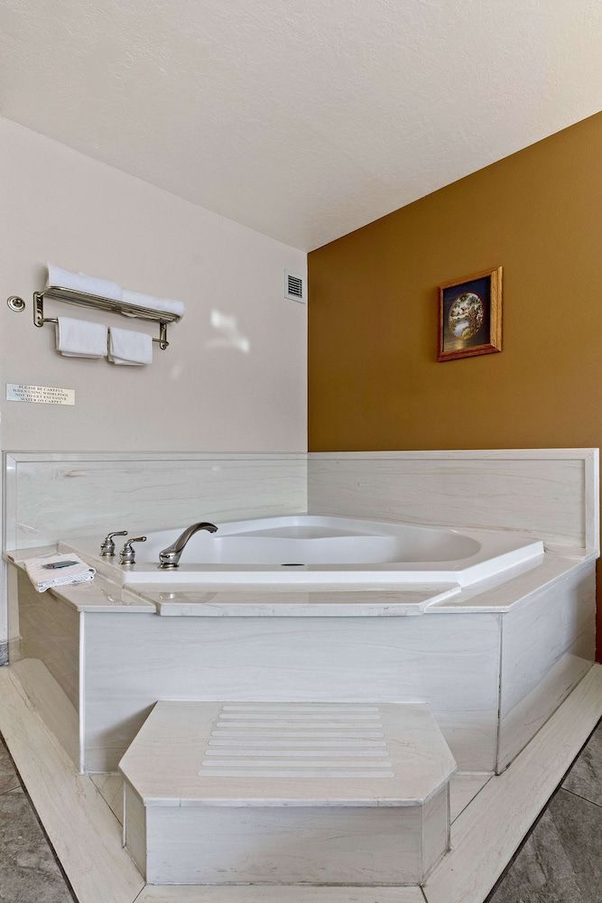 SureStay Hotel by Best Western Twin Falls Suite, 1 King Bed, Non Smoking, Jetted Tub (Walk-in Shower) 5