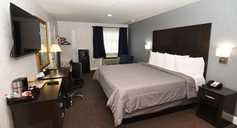 FairBridge Hotel Atlantic City Deluxe Room, 1 King Bed, Non Smoking, Refrigerator & Microwave 7