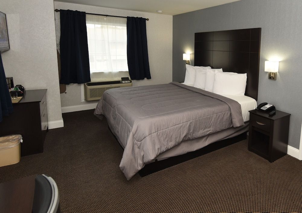 FairBridge Hotel Atlantic City Deluxe Room, 1 King Bed, Non Smoking, Refrigerator & Microwave 3