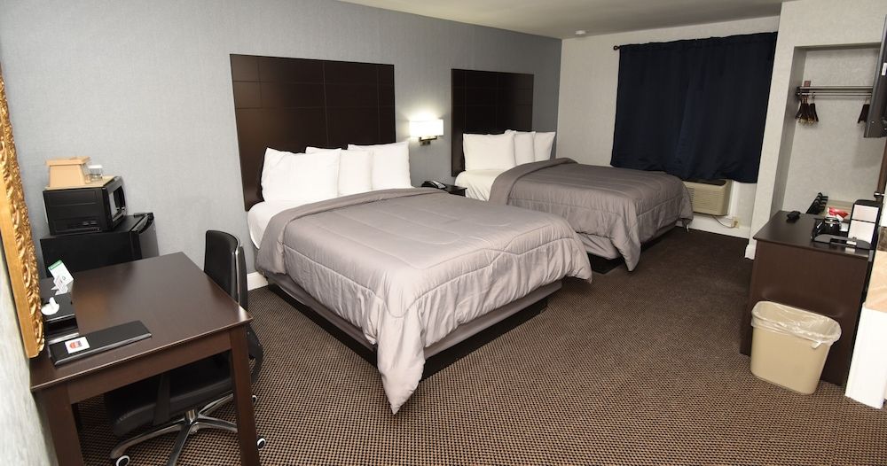 FairBridge Hotel Atlantic City Deluxe Room, 2 Queen Beds, Non Smoking, Refrigerator & Microwave 3