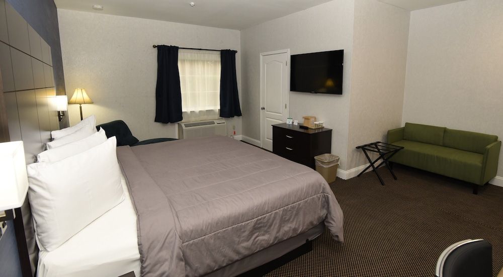 FairBridge Hotel Atlantic City Deluxe Room, 1 King Bed, Non Smoking, Refrigerator & Microwave 5