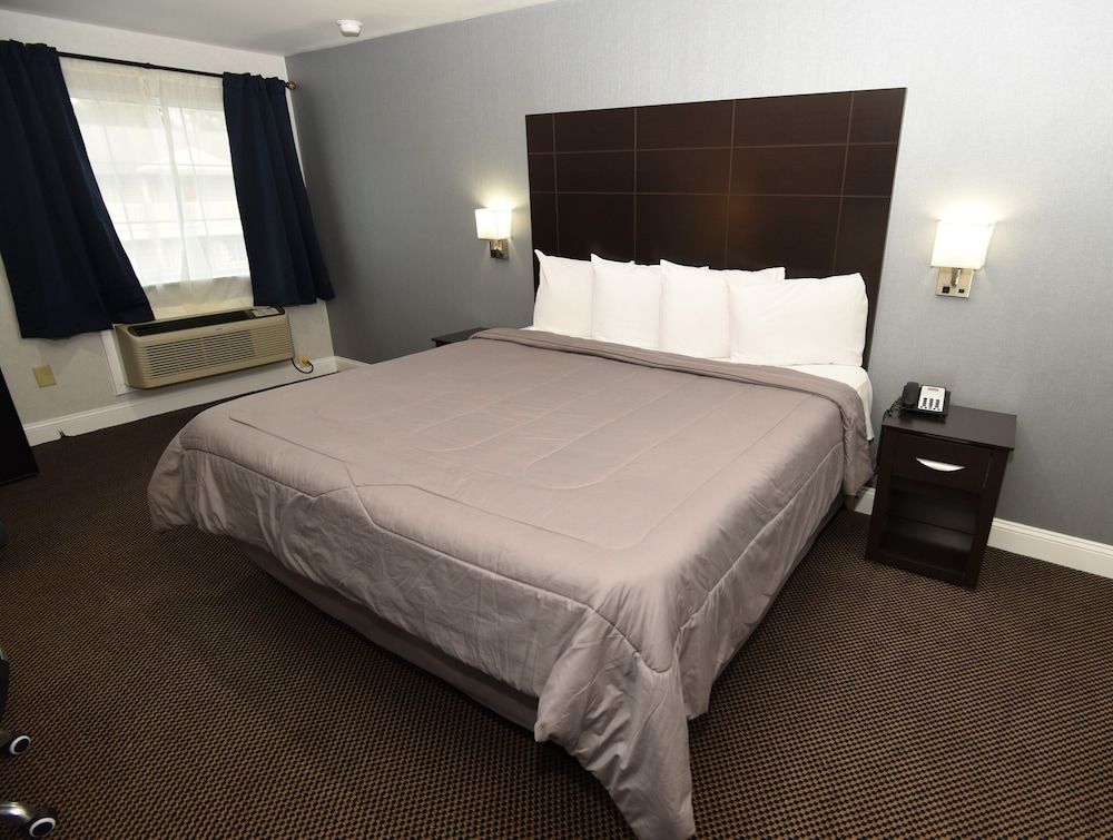 FairBridge Hotel Atlantic City Deluxe Room, 1 King Bed, Non Smoking, Refrigerator & Microwave 2
