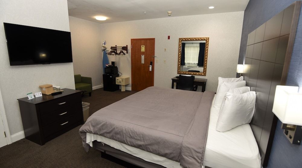 FairBridge Hotel Atlantic City Deluxe Room, 1 King Bed, Non Smoking, Refrigerator & Microwave 6