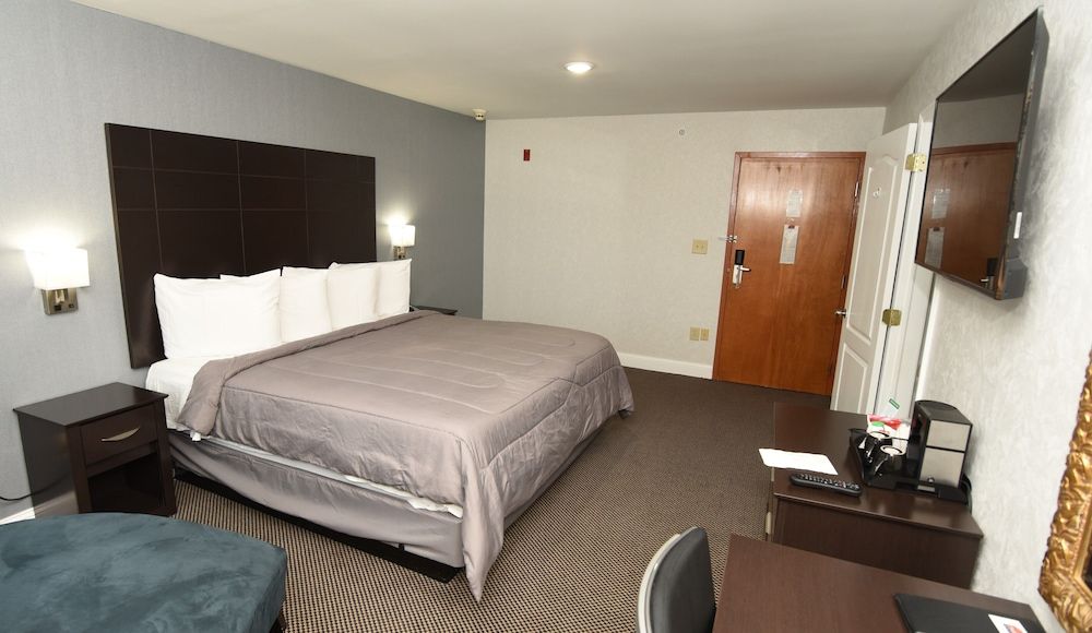 FairBridge Hotel Atlantic City Deluxe Room, 1 King Bed, Non Smoking, Refrigerator & Microwave 10