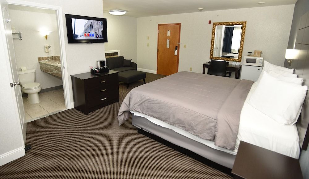 FairBridge Hotel Atlantic City Deluxe Room, 1 King Bed, Non Smoking, Refrigerator & Microwave 4