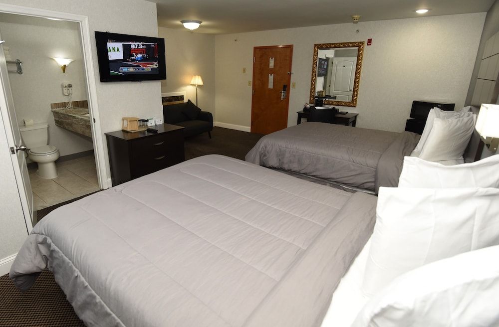 FairBridge Hotel Atlantic City Deluxe Room, 2 Queen Beds, Non Smoking, Refrigerator & Microwave 5