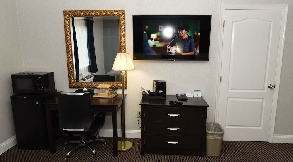 FairBridge Hotel Atlantic City Deluxe Room, 1 King Bed, Non Smoking, Refrigerator & Microwave 19