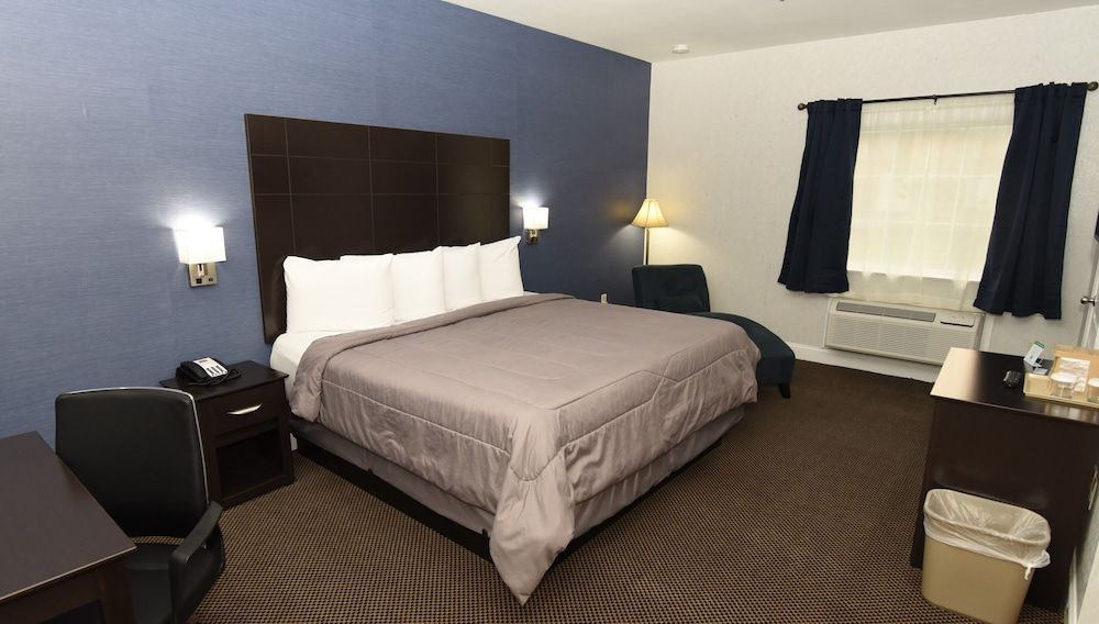 FairBridge Hotel Atlantic City Deluxe Room, 1 King Bed, Non Smoking, Refrigerator & Microwave 13