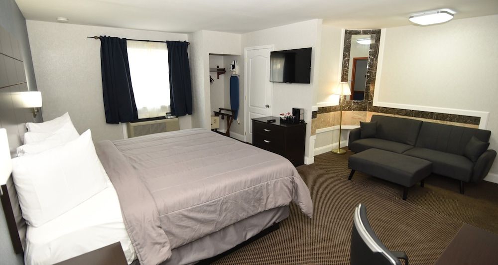 FairBridge Hotel Atlantic City Deluxe Room, 1 King Bed, Non Smoking, Refrigerator & Microwave 16