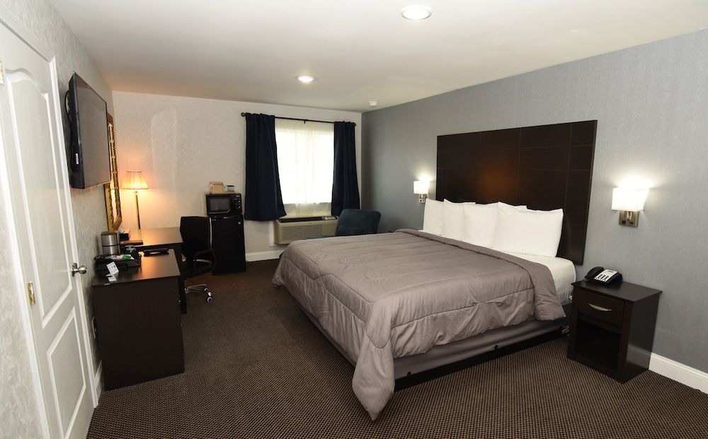 FairBridge Hotel Atlantic City Deluxe Room, 1 King Bed, Non Smoking, Refrigerator & Microwave 12