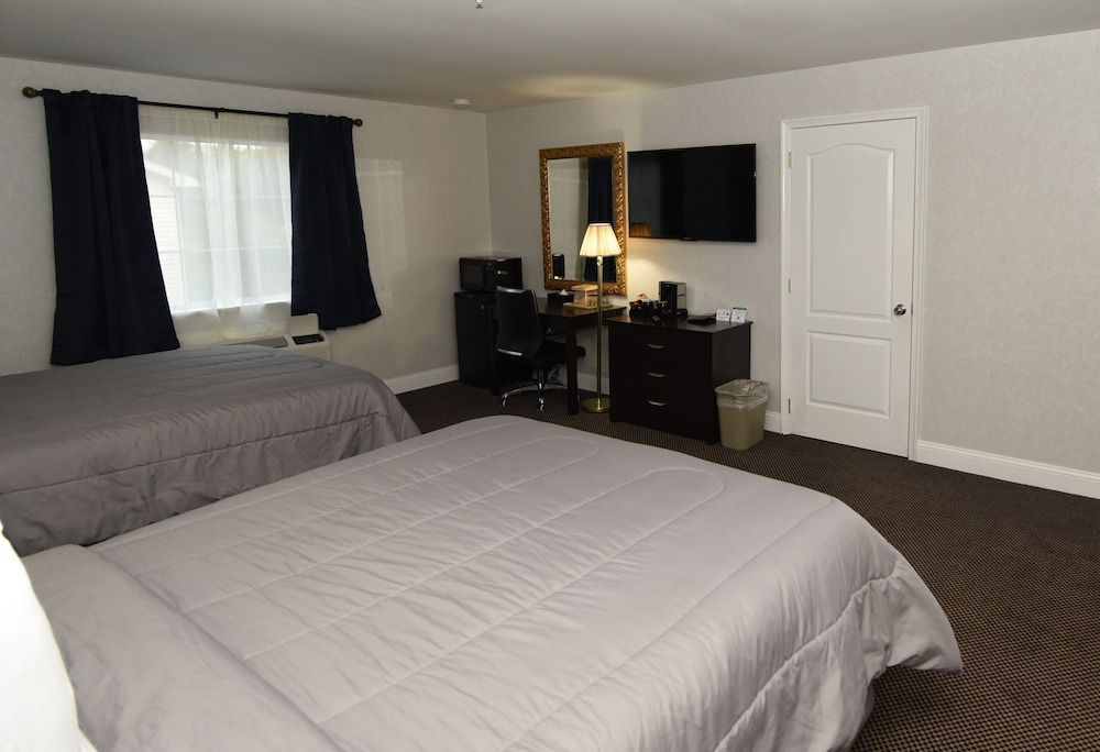 FairBridge Hotel Atlantic City Deluxe Room, 2 Queen Beds, Non Smoking, Refrigerator & Microwave 8