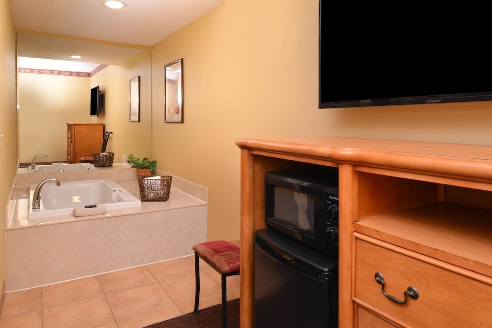 Country Hearth Inn & Suites Edwardsville St. Louis Suite, 1 King Bed, Non Smoking, Jetted Tub 8