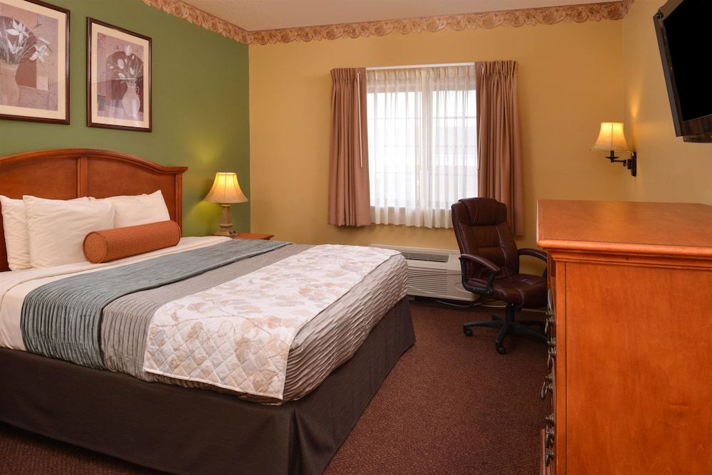 Country Hearth Inn & Suites Edwardsville St. Louis Room, 1 King Bed, Non Smoking 3
