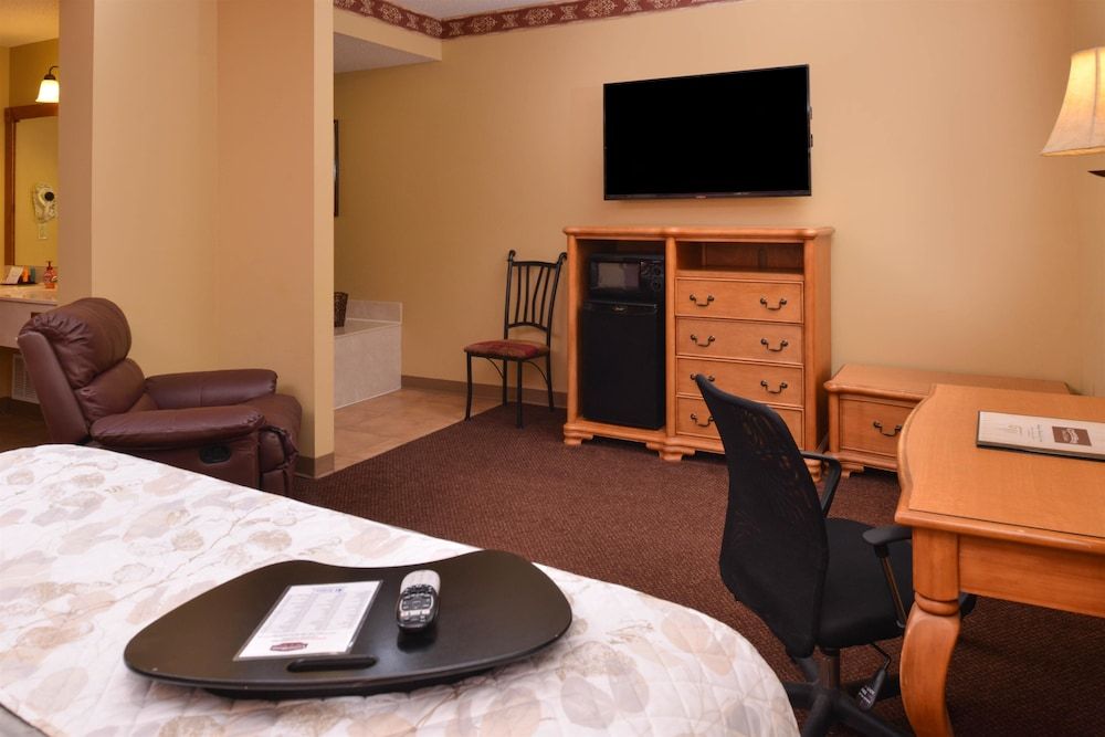 Country Hearth Inn & Suites Edwardsville St. Louis Suite, 1 King Bed, Non Smoking, Jetted Tub 7
