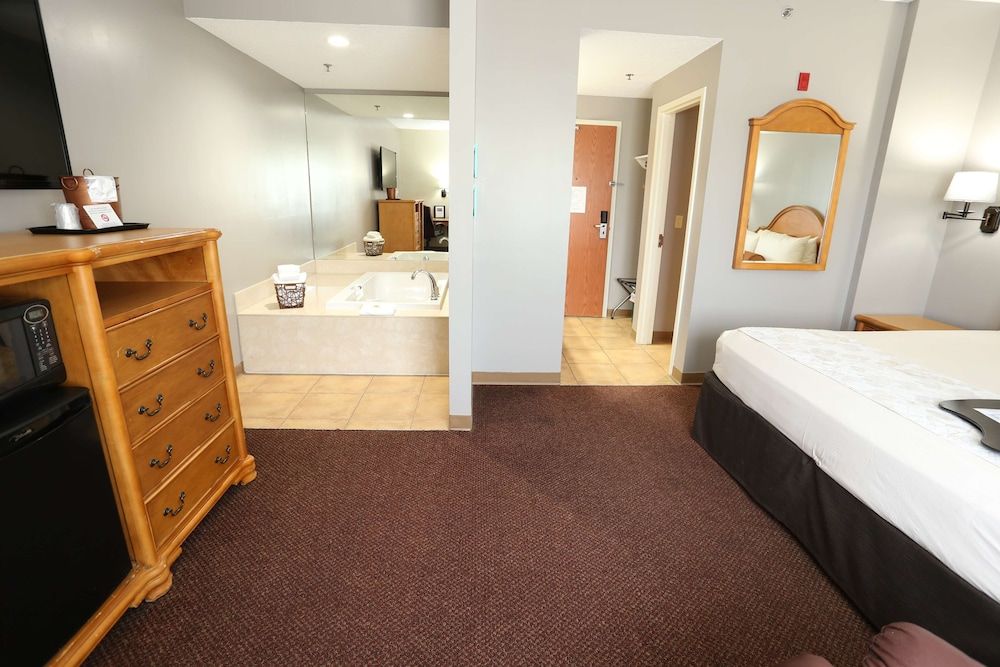 Country Hearth Inn & Suites Edwardsville St. Louis Suite, 1 King Bed, Non Smoking, Jetted Tub 3
