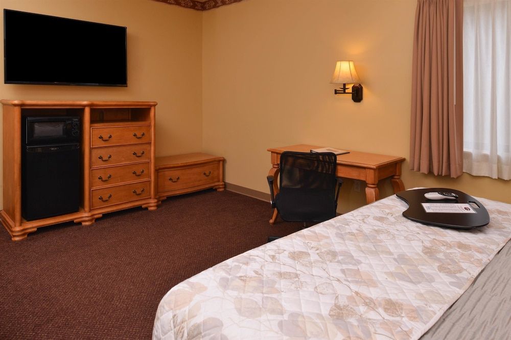 Country Hearth Inn & Suites Edwardsville St. Louis Suite, 1 King Bed, Non Smoking, Jetted Tub 2