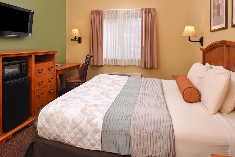 Country Hearth Inn & Suites Edwardsville St. Louis Room, 1 King Bed, Non Smoking 2