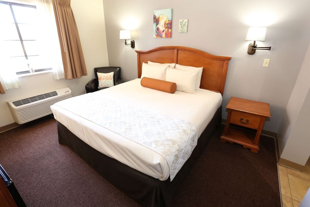 Country Hearth Inn & Suites Edwardsville St. Louis Room, 1 King Bed, Non Smoking 4