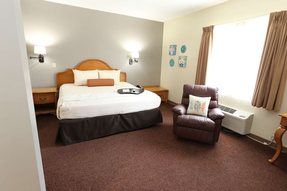 Country Hearth Inn & Suites Edwardsville St. Louis Suite, 1 King Bed, Non Smoking, Jetted Tub 4