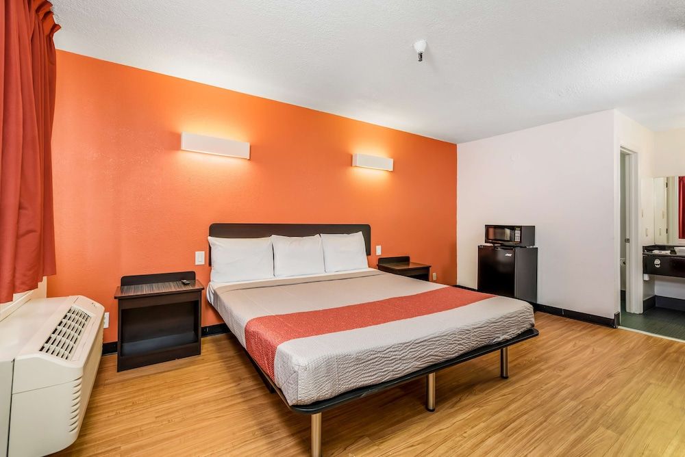 Motel 6 Westley, CA Standard Room, 1 King Bed, Non Smoking 3
