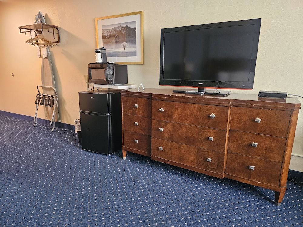 Broadway Inn Conference Center Junior Suite, 1 King Bed, Non Smoking 3