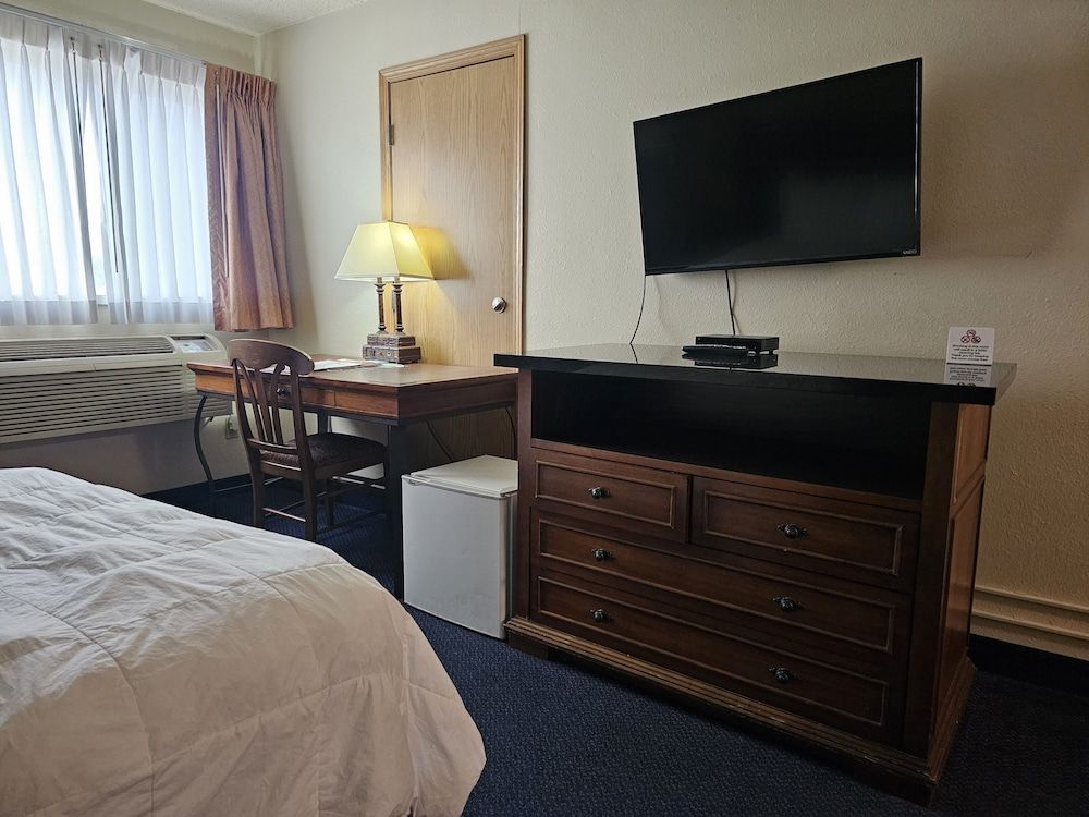 Broadway Inn Conference Center Standard Room, 2 Queen Beds, Non Smoking 3