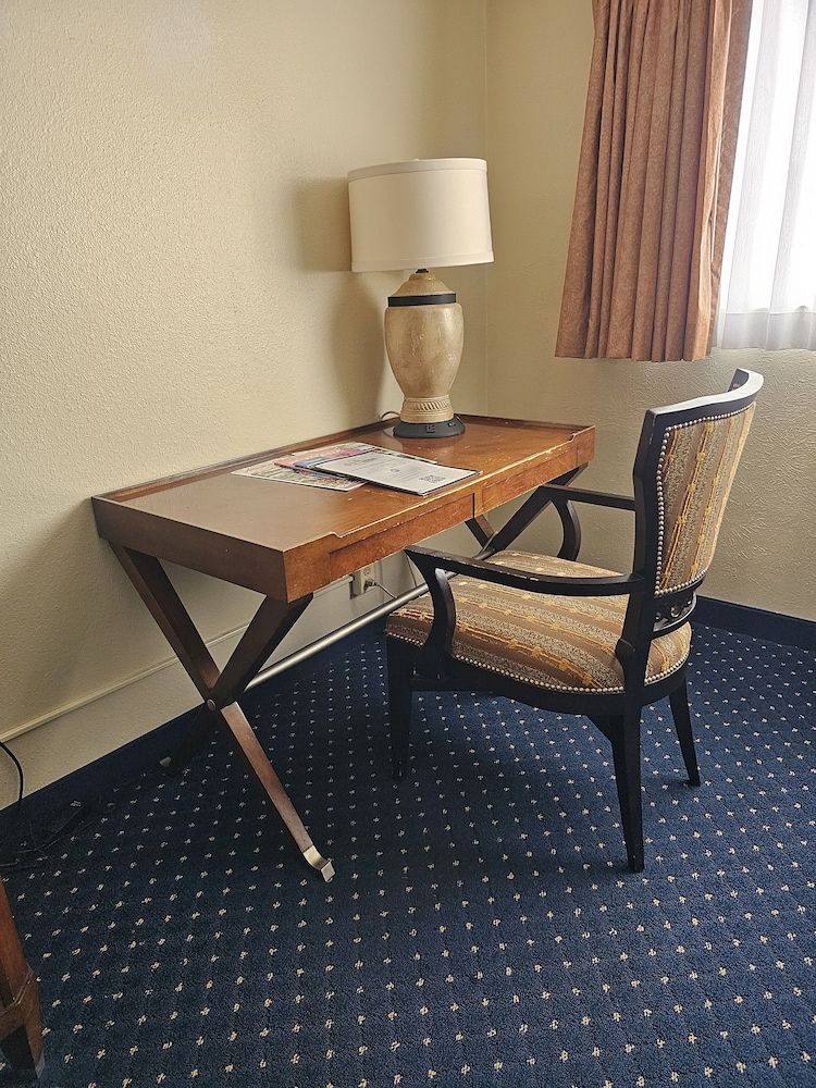 Broadway Inn Conference Center Junior Suite, 1 King Bed, Non Smoking 4