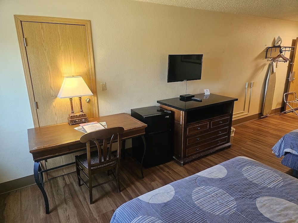 Broadway Inn Conference Center Deluxe Room, 2 Queen Beds, Non Smoking (Pet Friendly) 4
