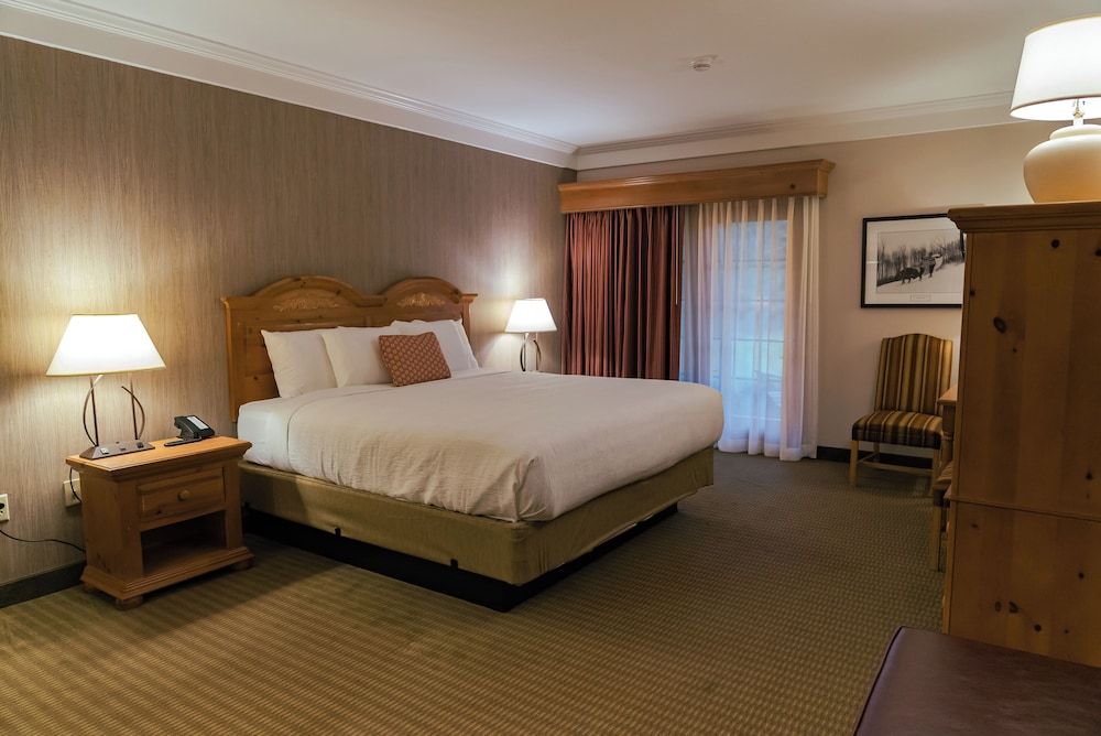 Standard Room, 1 King Bed, Refrigerator, Garden Area