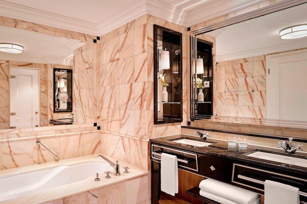 The Ritz-Carlton, Berlin Deluxe Room, 1 King Bed 3