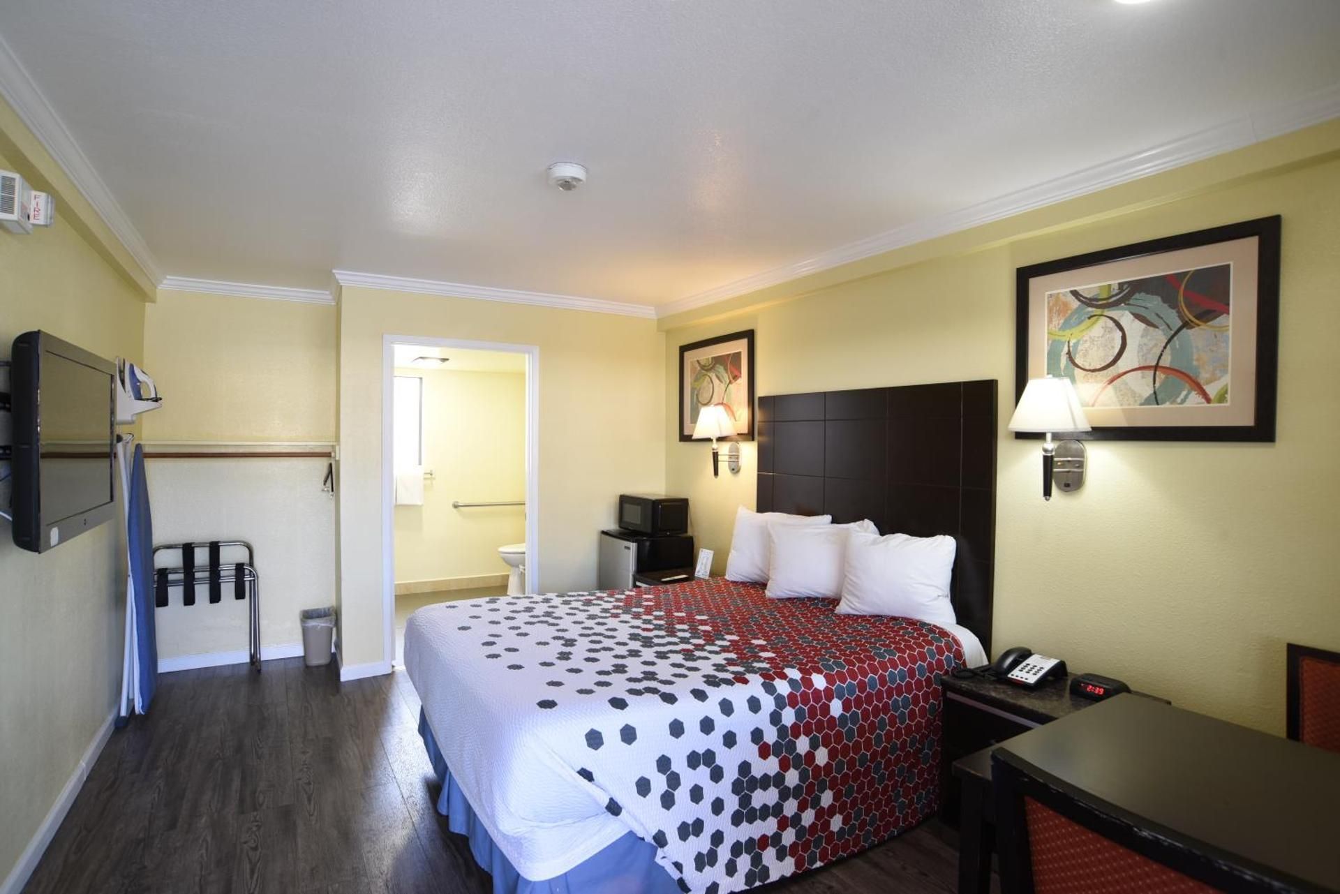 Morro Bay Beach Inn Queen Room - Disability Access 2