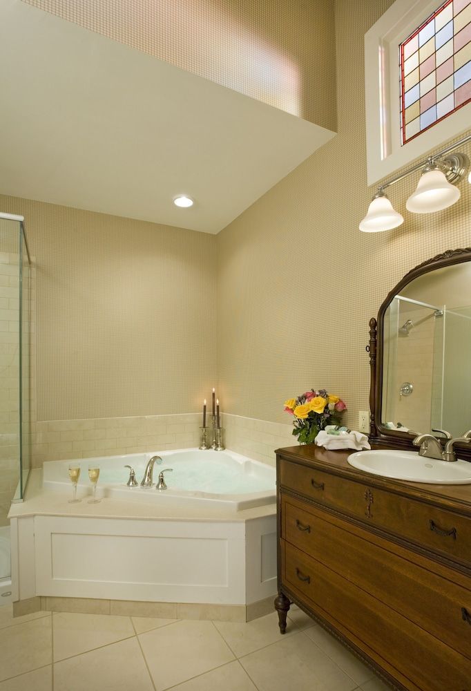 Superior Room, 2 Queen Beds, Jetted Tub, Lake View