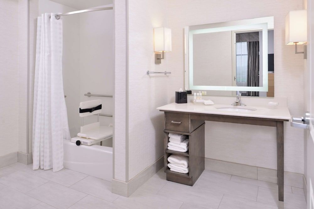 Studio, 1 King Bed, Accessible, Bathtub