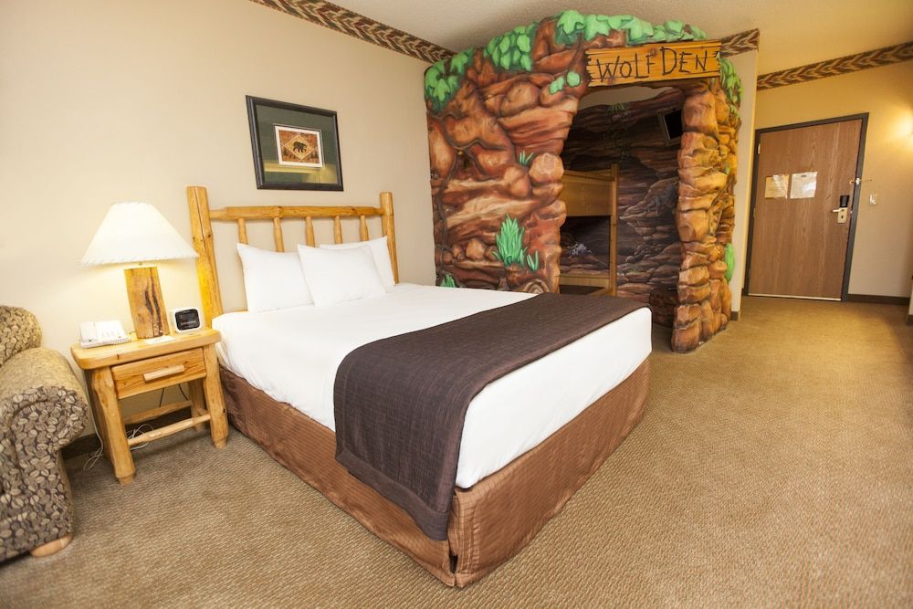 Great Wolf Lodge Traverse City Wolf Den - Water Park Included