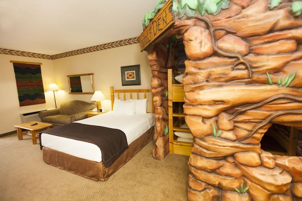 Great Wolf Lodge Traverse City Wolf Den - Water Park Included 2