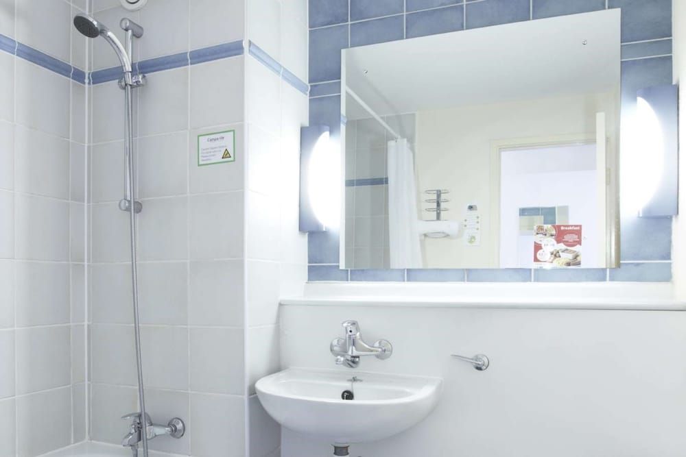Campanile Hotel Glasgow - SECC Standard Room, Multiple Beds 7