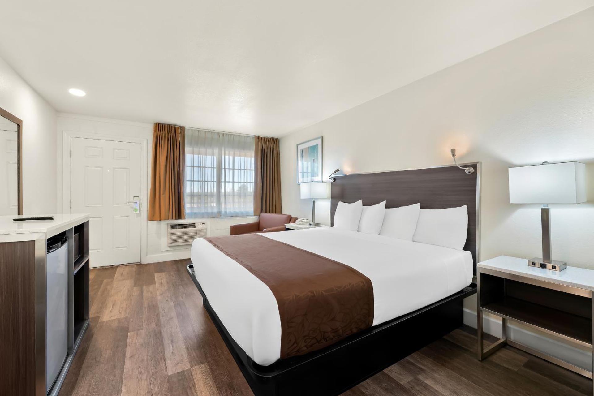 1 King Bed Non-Smoking