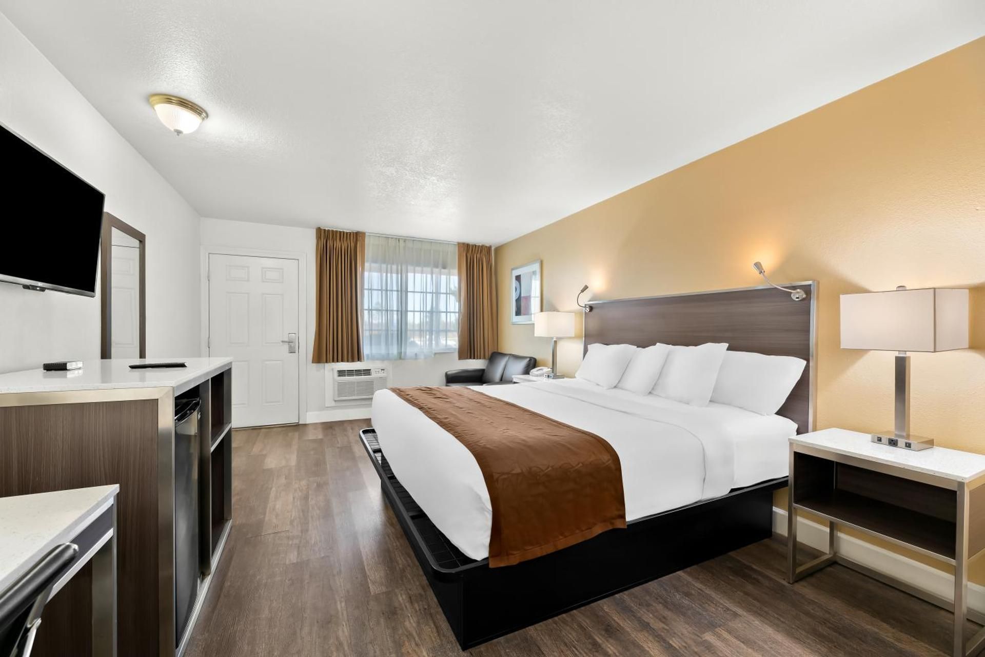 1 Queen Bed Accessible