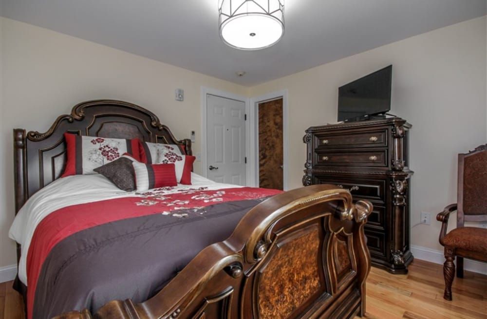 Cold Spring Hotel Room, Private Bathroom (Room #4)