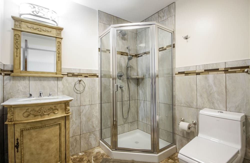 Cold Spring Hotel Room, Private Bathroom (Room #4) 5